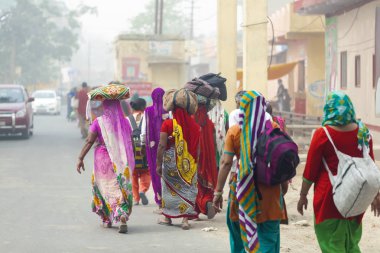 Hindu hacılar yalınayak kum parikramaya Govardhan hill yürüyüş.