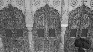 Eski Hint Tapınağı Vrndavana süsleme ile ahşap kapılar