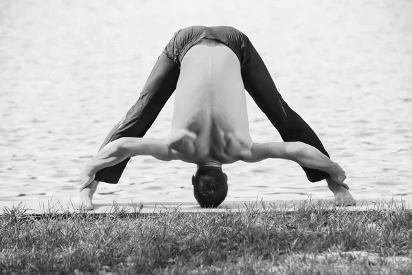 Homem de ioga no parque de verão árvore pose — Fotografia de Stock