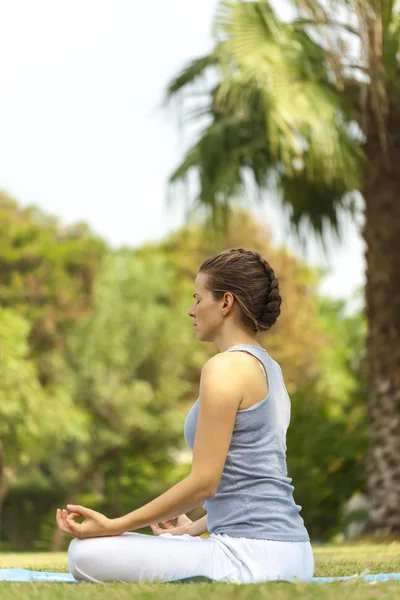 Yoga chica en el verano parque pose meditación — Foto de Stock