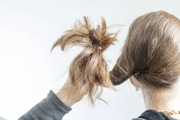 Tips end hair are cut by women's issues — Stock Photo, Image