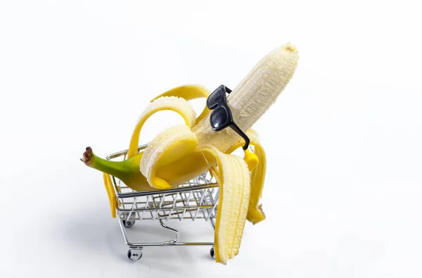 Gafas de sol de plátano divertidas en un carrito de supermercado —  Fotos de Stock