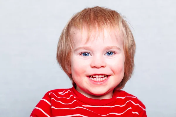 Portret śmieszne dziecko toddler blond chłopiec — Zdjęcie stockowe
