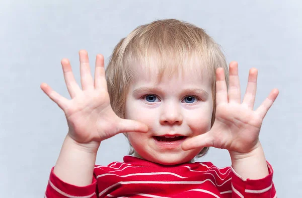 Portret divertido bebé niño rubio chico —  Fotos de Stock