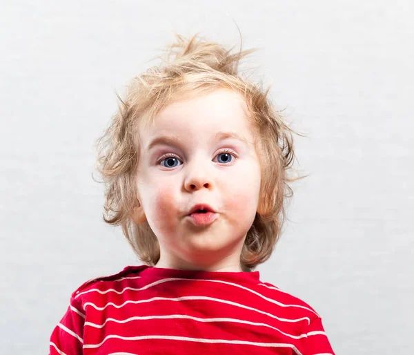 Portret engraçado bebê criança loira menino — Fotografia de Stock