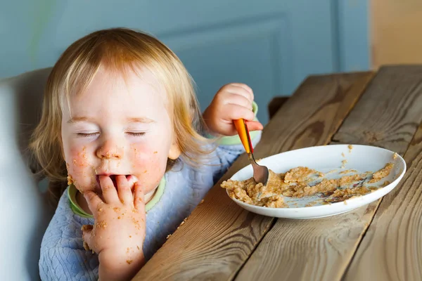 Bebé come papilla cuchara puré —  Fotos de Stock