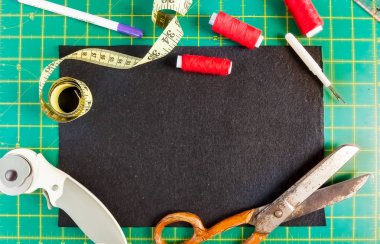 Eski terzilik makas ahşap masa