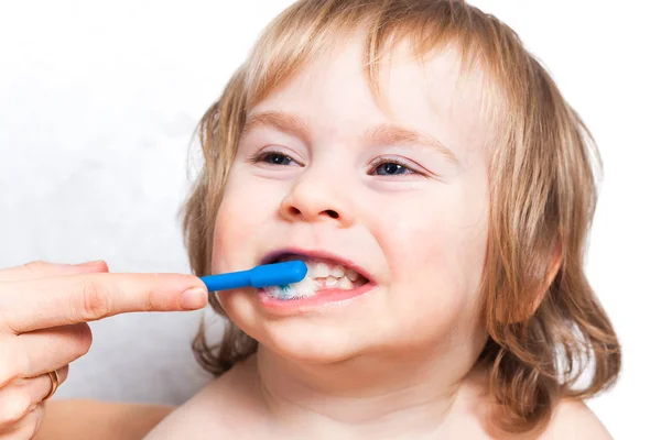 Madre cepillarse los dientes bebé —  Fotos de Stock