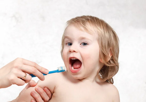 Madre cepillarse los dientes bebé —  Fotos de Stock