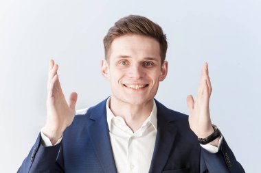 Mutlu genç adam iş takım elbiseli adamı