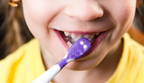 Chica 4 años cepillándose los dientes —  Fotos de Stock