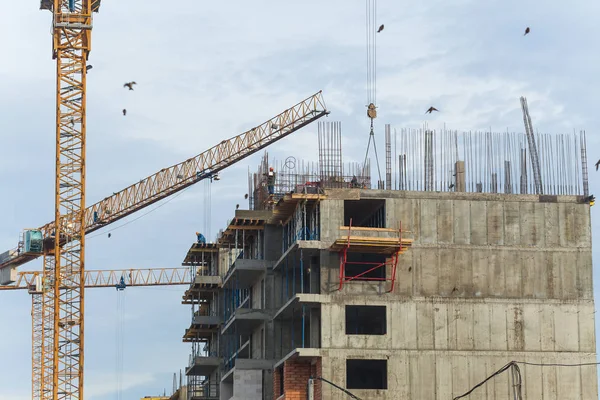 Construction of an apartment building concrete brick — Stock Photo, Image