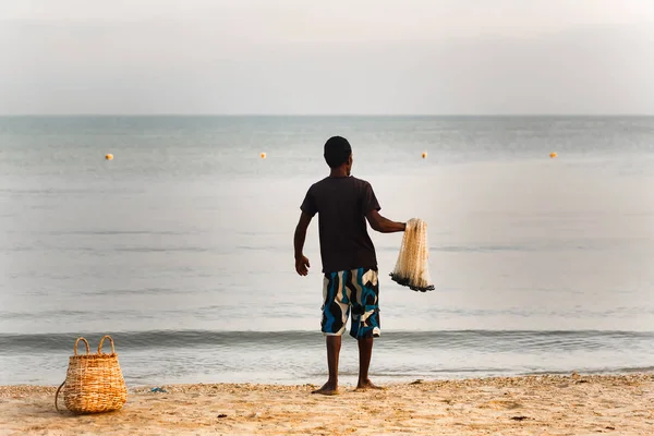 Un pêcheur sur la plage va jeter des filets.Sri Lanka, Kalk — Photo