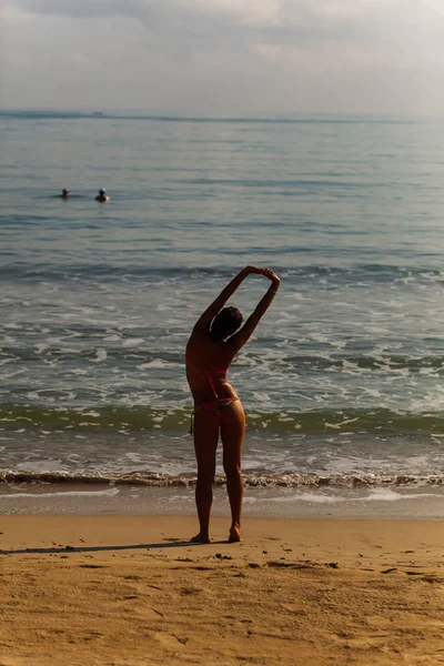 Unidentified woman fitness classes on the beach .Sri Lanka,  Kal — Stock Photo, Image