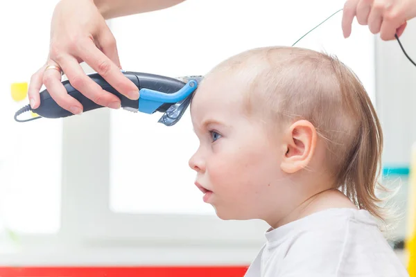 Haircut of a baby hairclipper — Stock Photo, Image