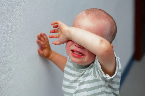 Porträtt av känslomässiga tårar gråter baby småbarn blont långt hår — Stockfoto