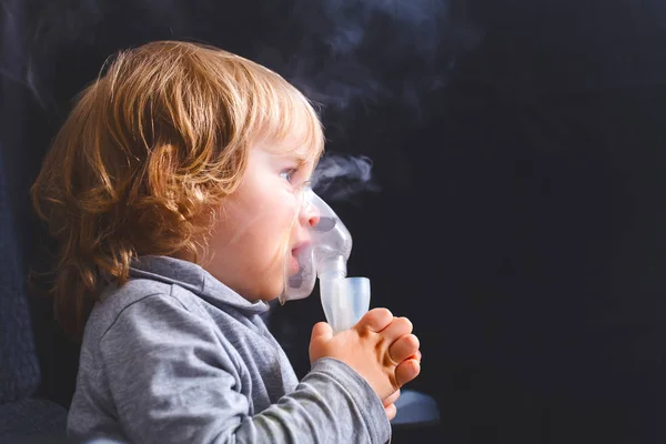 Inhalación infantil menor de dos años — Foto de Stock