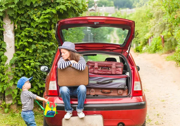 Chica feliz niño viaje maletas coche verano paisaje — Foto de Stock