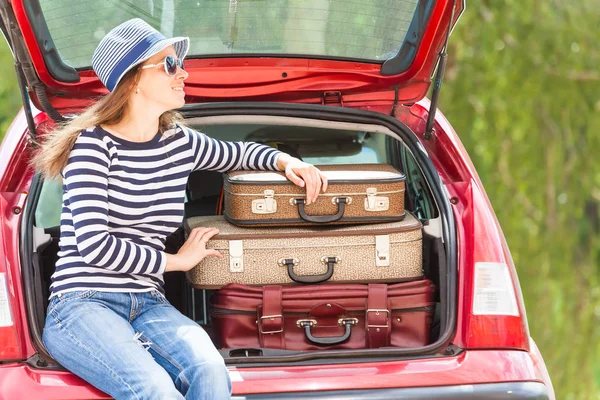 Flicka lyckligt barn resa resväskor bil sommarlandskap — Stockfoto