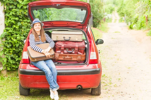 Chica feliz viaje maletas coche verano paisaje — Foto de Stock