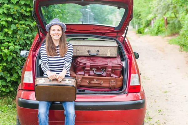 Flicka lycklig resa resväskor bil sommarlandskap — Stockfoto