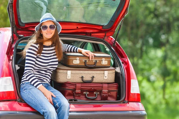Dziewczyna szczęśliwa podróż walizki samochód summer krajobraz — Zdjęcie stockowe