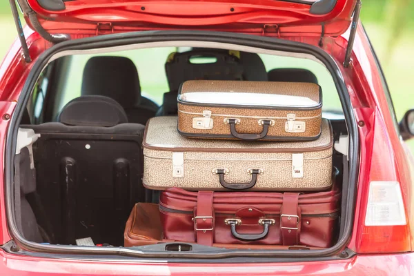 Maletas de viaje vintage coche verano paisaje — Foto de Stock