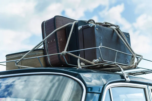 Vintage clásico maleta coche techo — Foto de Stock