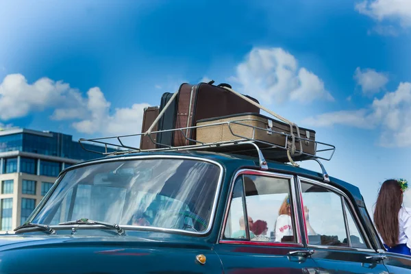 Dach samochodu Vintage classic walizka — Zdjęcie stockowe