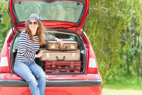 Chica viaje maletas coche verano paisaje — Foto de Stock