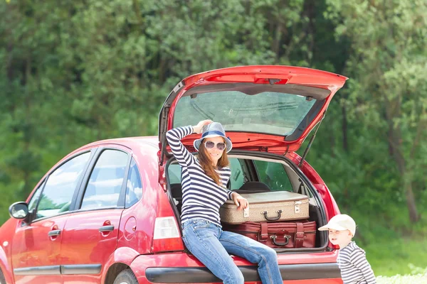 Chica feliz niño viaje maletas coche verano paisaje — Foto de Stock