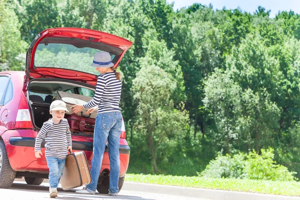 Chica feliz niño viaje maletas coche verano paisaje — Foto de Stock