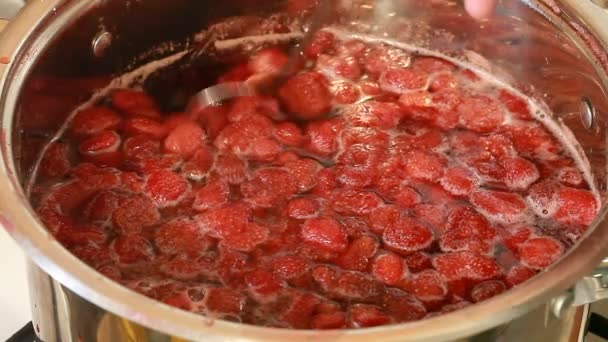 Cottura marmellata di fragole dolce fatto in casa — Video Stock