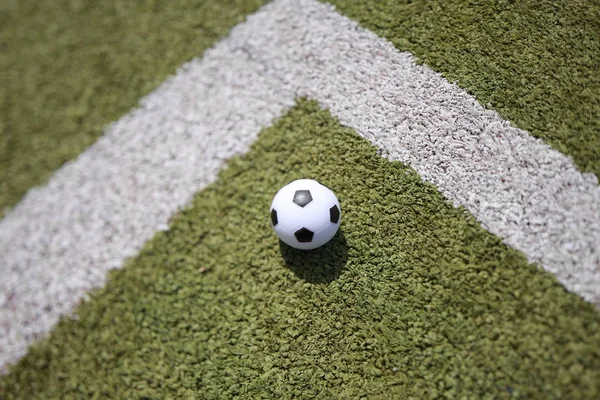 Футбольный мяч для углового удара — стоковое фото
