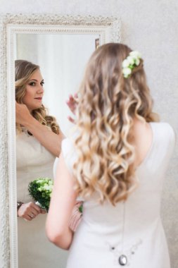 Gelin ve damat yakınındaki mutlu yeni evliler