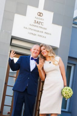 Gelin ve damat yakınındaki mutlu yeni evliler