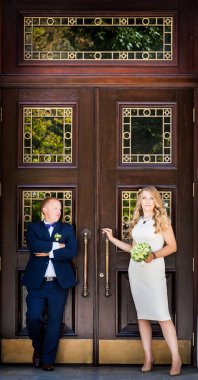 Gelin ve damat yakınındaki mutlu yeni evliler