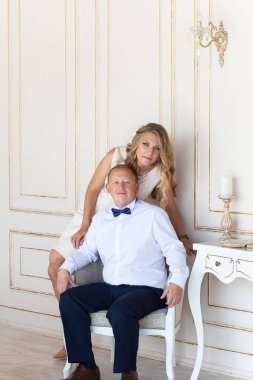 Gelin ve damat yakınındaki mutlu yeni evliler