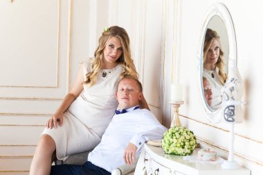 Gelin ve damat yakınındaki mutlu yeni evliler