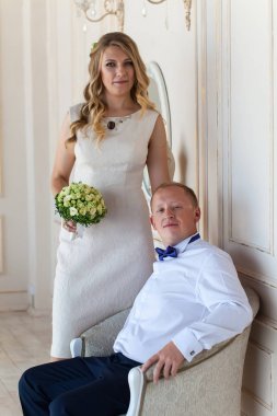 Gelin ve damat yakınındaki mutlu yeni evliler