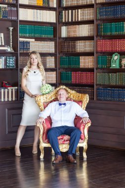 Gelin ve damat yakınındaki mutlu yeni evliler