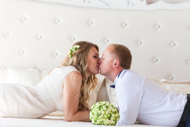 Gelin ve damat yakınındaki mutlu yeni evliler