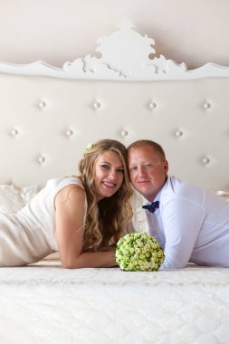 Gelin ve damat yakınındaki mutlu yeni evliler