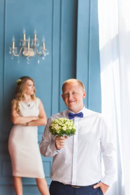 Gelin ve damat yakınındaki mutlu yeni evliler