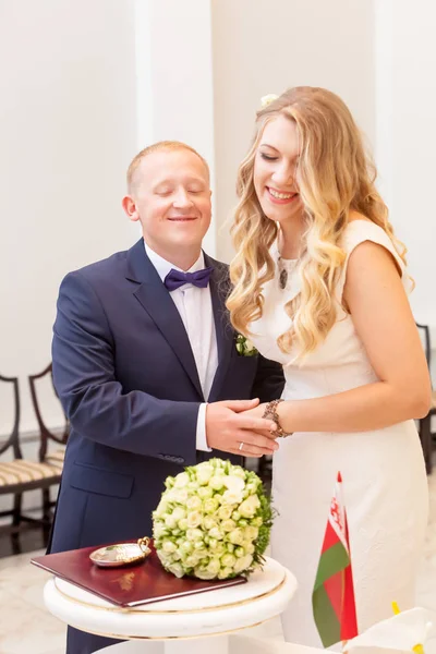 Gelin ve damat yakınındaki mutlu yeni evliler