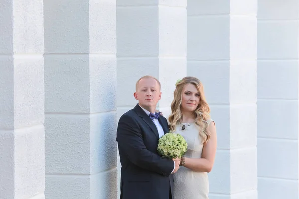 Recém-casados felizes perto da noiva e do noivo — Fotografia de Stock