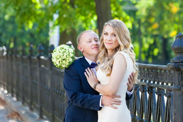 Feliz recién casados cerca de la novia y el novio — Foto de Stock