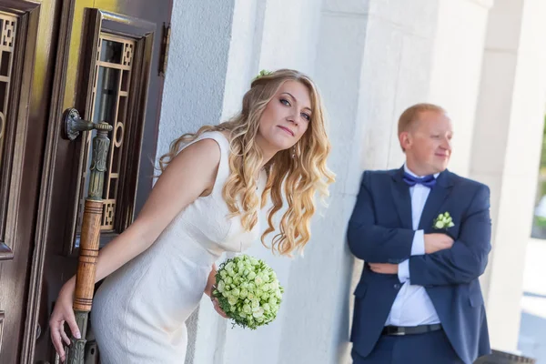 Gelin ve damat yakınındaki mutlu yeni evliler