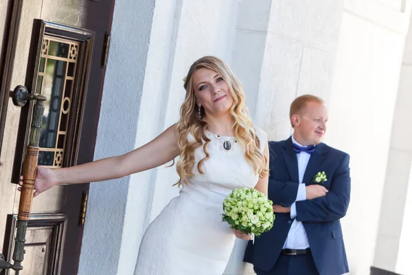 Feliz recién casados cerca de la novia y el novio — Foto de Stock