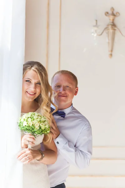 Recém-casados felizes perto da noiva e do noivo — Fotografia de Stock